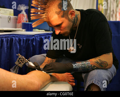 14. Juli 2007 tattoos - San Antonio, TX, USA - CLINT CUMMINGS, 26, Besitzer des The Pirate Ship aus Burleson, TX, Kolibris und Blumen auf einem Bein, während der 4. Alamo City Tattoo Expo. (Kredit-Bild: © Thao Nguyen/San Antonio Express-News/ZUMA Press) Einschränkungen: US Tabloid Sales heraus! SAN Stockfoto