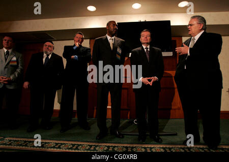 17. Juli 2007 - Washington, DC, USA - Pastor JOHN HAGEE führt eine Pressekonferenz bei den Christen United für Israels Israel Gipfel in Washington im Marriott Wardman Hotel in Washington, DC auf Dienstag, 17. Juli 2007. Unterstützung und Antworten stehen den Medien Fragen, von links: Pfarrer MAC Stockfoto