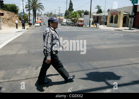 17. Juli 2007, San Diego, Kalifornien, USA. MACARIO MORENO überquert die Straße um zu einer Bushaltestelle und seinen Enkeln nach der Schule am Dienstag in San Diego, Kalifornien abholen.   Mandatory Credit: Foto von Eduardo Contreras/San Diego Union-Tribune/Zuma Press. Copyright 2007 San Diego Union-Tribun Stockfoto