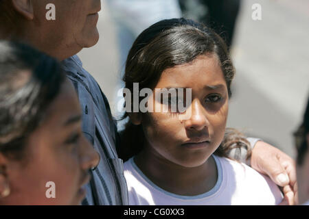 17. Juli 2007, San Diego, Kalifornien, USA. JOVANA MUNOZ, 10, beginnt zu weinen, wenn gefragt, ob sie Angst haben, von ihrem Großvater getrennt werden, wenn man an die Mitglieder der Medien an einer Bushaltestelle nach der Schule am Dienstag in San Diego, Kalifornien.   Mandatory Credit: Foto von Eduardo Contreras/San Diego Stockfoto