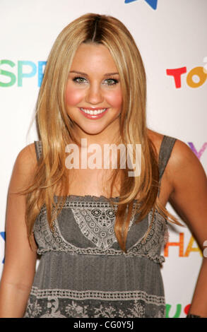 17. Juli 2007 - New York, NY, USA - Schauspielerin AMANDA BYNES fördert die neue "Hairspray" Puppen bei Toys 'R' Us Times Square. (Kredit-Bild: © Nancy Kaszerman/ZUMA Press) Stockfoto