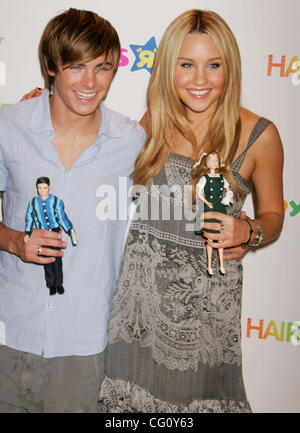 17. Juli 2007 zu die neue Linie von "Hairspray" Puppen bei Toys 'R' Us Times Square - New York, NY, USA - Darsteller ZAC EFRON und AMANDA BYNES aus ihrem neuen Film "Hairspray" fördern. (Kredit-Bild: © Nancy Kaszerman/ZUMA Press) Stockfoto