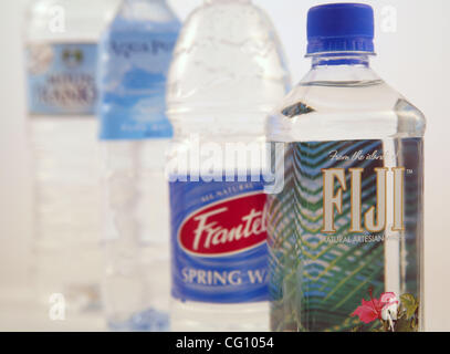 18. Juli 2007 - ist Los Angeles, CA, USA - Wasser in Flaschen jetzt die heißesten verkaufen Getränke. Und mit Rekordtemperaturen landesweit, Mineralwasser, die Umsätze explodieren sollten. Aber Wasser in Flaschen ist umstritten geworden. Umweltschützer fordern Menschen, es zu boykottieren, weil sie, Bo sagen Stockfoto