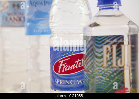 18. Juli 2007 - ist Los Angeles, CA, USA - Wasser in Flaschen jetzt die heißesten verkaufen Getränke. Und mit Rekordtemperaturen landesweit, Mineralwasser, die Umsätze explodieren sollten. Aber Wasser in Flaschen ist umstritten geworden. Umweltschützer fordern Menschen, es zu boykottieren, weil sie, Bo sagen Stockfoto