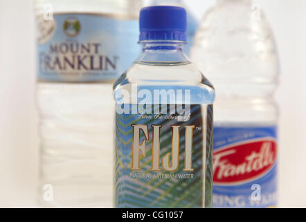 18. Juli 2007 - ist Los Angeles, CA, USA - Wasser in Flaschen jetzt die heißesten verkaufen Getränke. Und mit Rekordtemperaturen landesweit, Mineralwasser, die Umsätze explodieren sollten. Aber Wasser in Flaschen ist umstritten geworden. Umweltschützer fordern Menschen, es zu boykottieren, weil sie, Bo sagen Stockfoto