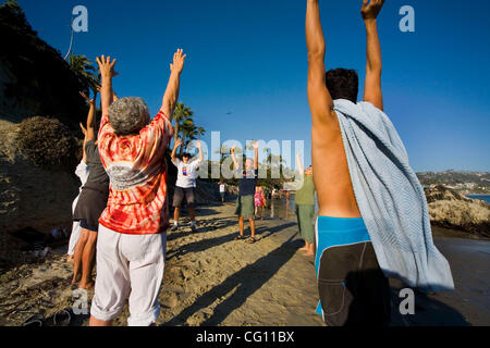 Mitglieder einer "Lachen Yoga Club" tun vorbereitenden Turnübungen am Meer in Laguna Beach, Kalifornien erfüllen.  Glauben, dass "Lachen die beste Medizin ist", sie engagieren sich in Lachen für Theraputic Gründen sowie Unterhaltung. MODEL-RELEASE Stockfoto