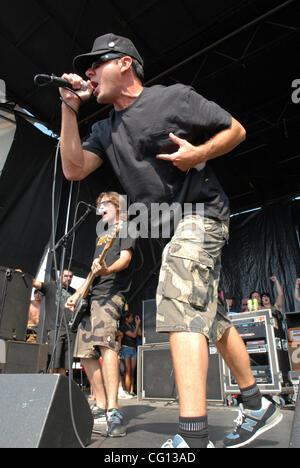 23. Juli 2007; Charlotte, NC USA; Sänger JIM LINDBERG der Band PENNYWISE tritt im Rahmen der 13. jährlichen Vans Warped Tour, die im Verizon Wireless Amphitheater befindet sich in Charlotte stattfand. Obligatorische Credit: Foto von Jason Moore (©) Copyright 2007 von Jason Moore Stockfoto