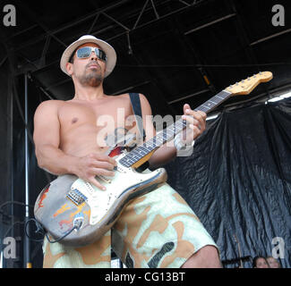 23. Juli 2007; Charlotte, NC USA; Gitarrist KALEO WASMAN der Band Pfeffer tritt im Rahmen der 13. jährlichen Vans Warped Tour, die im Verizon Wireless Amphitheater befindet sich in Charlotte stattfand. Obligatorische Credit: Foto von Jason Moore (©) Copyright 2007 von Jason Moore Stockfoto