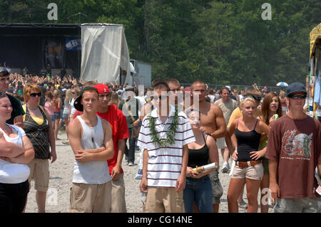 24. Juli 2007 - Virginia Beach, VA, USA - Fans auf der Vans Warped Tour an der Verizon Virginia Strand Amphitheater. (Kredit-Bild: © Jeff Moore/ZUMA Press) Stockfoto