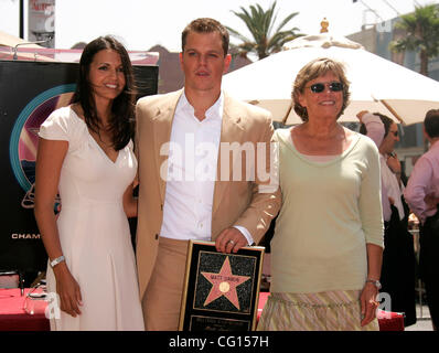 25. Juli 2007 - Hollywoodwood, Kalifornien, USA - Schauspieler MATT DAMON, Frau LUCIANA & Mutter NANCY erhält Stern am Walk of Fame. (Kredit-Bild: © Lisa O'Connor/ZUMA Press) Stockfoto