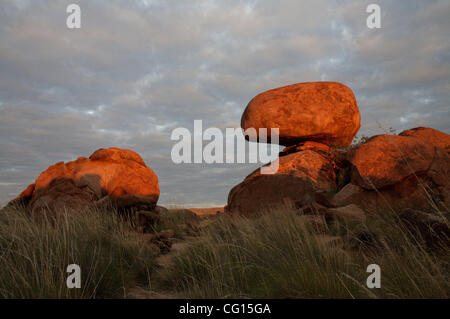 25. Juli 2007 - Wauchope, enthält Northern Territory, Australien - The Devils Marbles Conservation Reserve Formationen natürlich Runde und ovale Steine Karlu Karlu von den lokalen Aborigines genannt. Das Gebiet befindet sich in der Nähe von Wauchope, 114 km südlich von Tennant Creek im Northern Territory Australiens. T Stockfoto