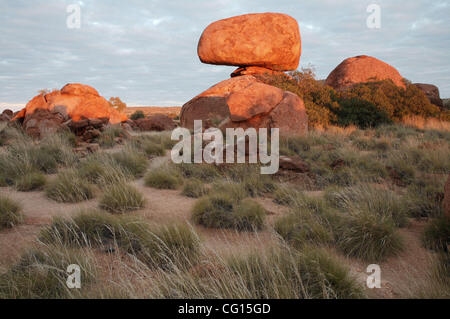 25. Juli 2007 - Wauchope, enthält Northern Territory, Australien - The Devils Marbles Conservation Reserve Formationen natürlich Runde und ovale Steine Karlu Karlu von den lokalen Aborigines genannt. Das Gebiet befindet sich in der Nähe von Wauchope, 114 km südlich von Tennant Creek im Northern Territory Australiens. T Stockfoto