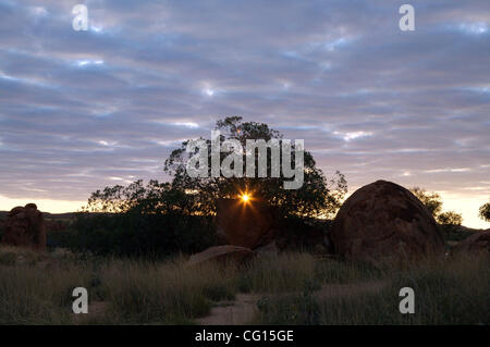 25. Juli 2007 - Wauchope, enthält Northern Territory, Australien - The Devils Marbles Conservation Reserve Formationen natürlich Runde und ovale Steine Karlu Karlu von den lokalen Aborigines genannt. Das Gebiet befindet sich in der Nähe von Wauchope, 114 km südlich von Tennant Creek im Northern Territory Australiens. T Stockfoto