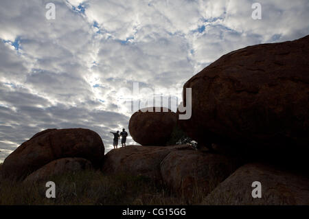 25. Juli 2007 - Wauchope, enthält Northern Territory, Australien - The Devils Marbles Conservation Reserve Formationen natürlich Runde und ovale Steine Karlu Karlu von den lokalen Aborigines genannt. Das Gebiet befindet sich in der Nähe von Wauchope, 114 km südlich von Tennant Creek im Northern Territory Australiens. T Stockfoto