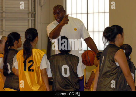 NBA-Legende Earvin "Magic" Johnson (links) im Gespräch mit jungen Teilnehmerinnen und Teilnehmer während der Hoopology-Basketball-Camp am 24-Stunden-Fitness in San Ramon, Kalifornien auf Mittwoch, 25. Juli 2007. Johnson ist ein Empfänger von der National Civil Rights Museum jährliche Freedom Award. (Dean Coppola/Contra Costa Times) Stockfoto