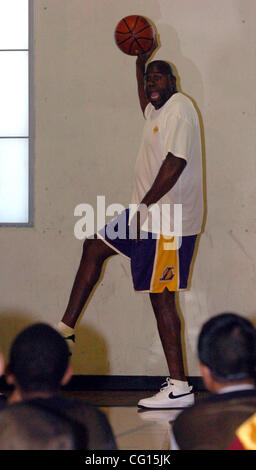 NBA-Legende Earvin "Magic" Johnson (links) erzählt eine Geschichte für junge Teilnehmer während der Hoopology-Basketball-Camp am 24-Stunden-Fitness in San Ramon, Kalifornien auf Mittwoch, 25. Juli 2007. Johnson ist ein Empfänger von der National Civil Rights Museum jährliche Freedom Award. (Dean Coppola/Contra Costa Times) Stockfoto