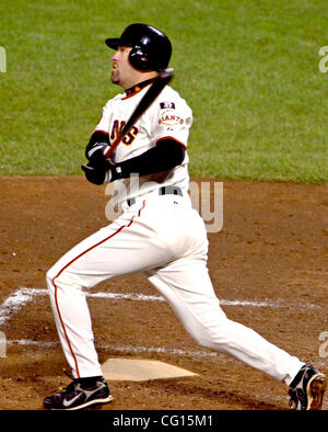 San Francisco Giants Athlet Rich Aurilia verbindet für einen Homerun nach einem Pitch von Chuck James im 6. Inning gegen die Atlanta Braves Mittwoch, 25. Juli 2007, am AT&T in San Francisco, Kalifornien (Ron Lewis/San Mateo County Times) Stockfoto