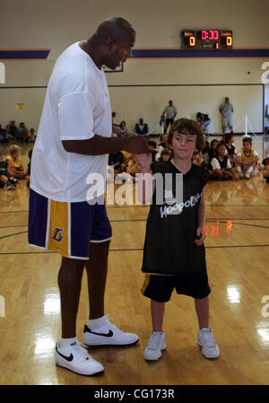 NBA-Legende Earvin "Magic" Johnson (links) "High Five" Kyle Tupper, 8 Jahre alt von Livermore, während die Hoopology-Basketball-Camp am 24-Stunden-Fitness in San Ramon, Kalifornien auf Mittwoch, 25. Juli 2007. Johnson ist ein Empfänger von der National Civil Rights Museum jährliche Freedom Award. (Dean Coppola/Contra Stockfoto