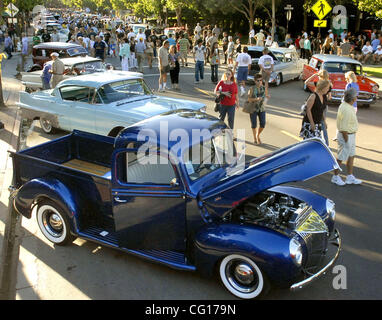 Menschen schlendern Hartz Ave., Blick auf die Autos auf dem Display während der heißen Sommer Nächte Car Show in Danville, Kalifornien, auf Donnerstag, 26. Juli 2007. Die Auto-Show kennzeichnete eine Vielzahl von Hot Rods und Oldtimer in Danville des zweiten Auto-Show des Jahres. Der nächste Hot Summer Nights Auto Show statt Stockfoto