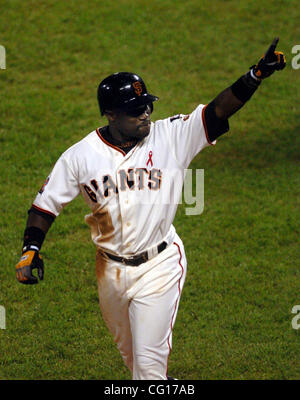 Riesige Ray Durham verweist auf das Publikum nach seinen 2-Run Home Run gegen die Marlins während der 6. Inning ihrer Hauptliga-Baseball-Spiel im AT&T Park in San Francisco, Kalifornien auf Freitag, 27. Juli 2007.  (Dean Coppola/Contra Costa Times) Stockfoto