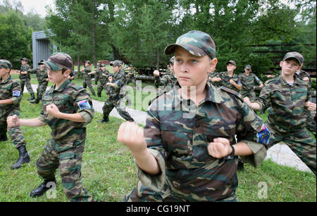 Paramilitärische Camp für Jugendliche in der Nähe von Moskau, wo Jugendliche über militärische Disziplin, Arme und Militärdienst im Allgemeinen gelernt sind. Dies ist eine Wiederbelebung der sowjetischen Traditionen der Militärausbildung für russische Teenages. Stockfoto