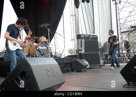 4. August 2007 - Baltimore, MD, USA - Sänger / Gitarrist JON FRATELLI, Schlagzeuger MINCE FRATELLI und Bass-Gitarrist BARRY FRATELLI der Band The Fratellis führt live als Teil der zweiten jährlichen Jungfrau-Festival, das an der Pimlico Rennstrecke stattfand befindet sich in der Innenstadt von Baltimore. Das Festival att Stockfoto