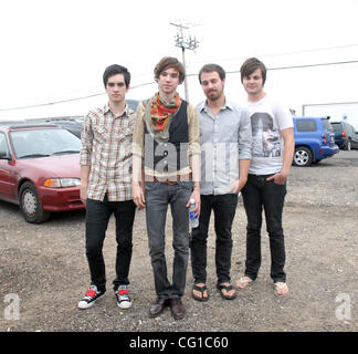 5. August 2007 Baltimore, MD; USA, Musiker PANIC AT THE DISCO rumhängen backstage bei dem Jungfrau-Festival 2007, die an der Pimlico-Rennstrecke befindet sich in Baltimore stattfand. Copyright 2007 Jason Moore. Obligatorische Credit: Jason Moore Stockfoto