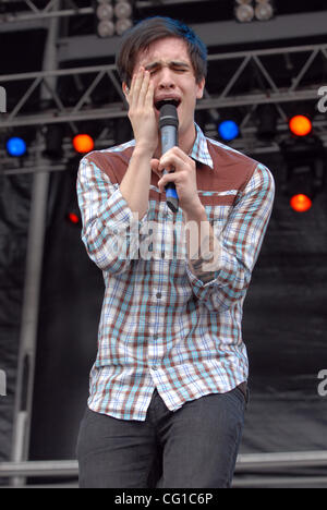 5. August 2007 Baltimore, MD; USA, führt Sänger BRENDON URIE Panik in der Disco-Band live im Rahmen des zweiten jährlichen Jungfrau-Festivals, die an der Pimlico-Rennstrecke in der Innenstadt von Baltimore stattfand.  Das Festival lockte über 35.000 Fans zum zweitägigen Festival, das von vorhanden ist Stockfoto