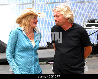 5. August 2007 Baltimore, MD; USA, Gründer der Virgin Group RICHARD BRANSON und Schauspielerin / Aktivist DARYL HANNAH erscheinen zusammen bei Pressekonferenz, Eco-pädagogische Exponate zu diskutieren, als Teil der zweiten jährlichen Jungfrau-Festival, das an der Pimlico Rennstrecke stattfand in der Innenstadt von Baltimo gelegen Stockfoto