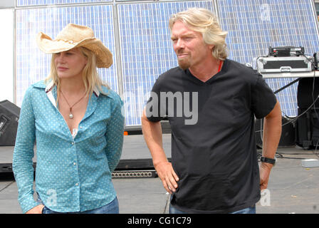 5. August 2007 Baltimore, MD; USA, Gründer der Virgin Group RICHARD BRANSON und Schauspielerin / Aktivist DARYL HANNAH erscheinen zusammen bei Pressekonferenz, Eco-pädagogische Exponate zu diskutieren, als Teil der zweiten jährlichen Jungfrau-Festival, das an der Pimlico Rennstrecke stattfand in der Innenstadt von Baltimo gelegen Stockfoto