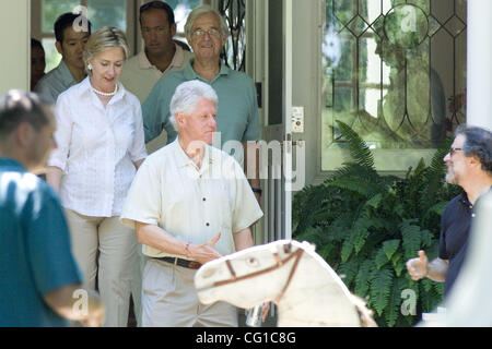 East Hampton, NY - 05.08.07 - Senatorin Hillary Clinton und ehemaligen Präsidenten Bill Clinton verlassen Frühstück Spendenaktion zu Hause von Alan Patricof in East Hampton, NY 5. August 2007. Patricof befindet sich im grünen Hemd.    (Foto von Gordon M. Grant) Stockfoto