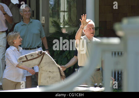 East Hampton, NY - 05.08.07 - Senatorin Hillary Clinton und ehemaligen Präsidenten Bill Clinton verlassen Frühstück Spendenaktion zu Hause von Alan Patricof in East Hampton, NY 5. August 2007. Patricof befindet sich im grünen Hemd.    (Foto von Gordon M. Grant) Stockfoto