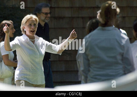 East Hampton, NY - 05.08.07 - Senatorin Hillary Clinton grüßt catering-Personal nach Frühstück Spendenaktion zu Hause von Alan Patricof in East Hampton, NY 5. August 2007.   (Foto von Gordon M. Grant) Stockfoto