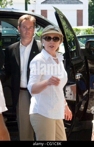 East Hampton, NY - 05.08.07 - Senatorin Hillary Clinton Geschäfte schnell auf Newtown Lane in East Hampton, NY 5. August 2007. Die Clintons waren über das Wochenende für Spendenaktionen in East Hampton.  (Foto von Gordon M. Grant) Stockfoto