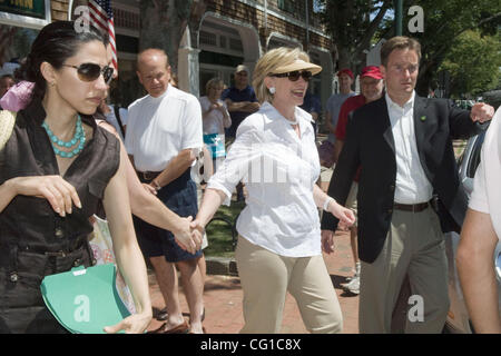 East Hampton, NY - 05.08.07 - Senatorin Hillary Clinton wird ein Geschäft auf Newtown Lane in East Hampton, NY 5. August 2007 beendet. Die Clintons waren über das Wochenende für Spendenaktionen in East Hampton.    (Foto von Gordon M. Grant) Stockfoto