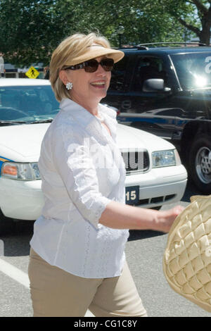 East Hampton, NY - 05.08.07 - Senatorin Hillary Clinton wird ein Geschäft auf Newtown Lane in East Hampton, NY 5. August 2007 beendet.  Die Clintons waren über das Wochenende für Spendenaktionen in East Hampton.    (Foto von Gordon M. Grant) Stockfoto