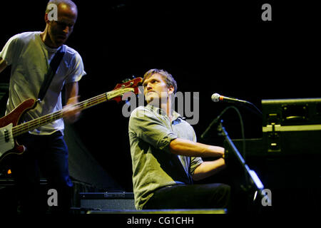 Cold War Kids im Madison Square Garden am 6. August 2007 durchführen.  Nathan Willett (Gitarre, Sänger, Schlüssel-Licht Haare im Gesicht), Matt Maust (Bass), Bildnachweis; Rahav Segev für die New York Times. Stockfoto