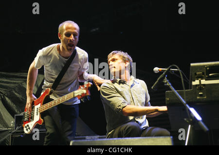 Cold War Kids im Madison Square Garden am 6. August 2007 durchführen.  Nathan Willett (Gitarre, Sänger, Schlüssel-Licht Haare im Gesicht), Matt Maust (Bass), Bildnachweis; Rahav Segev für die New York Times. Stockfoto