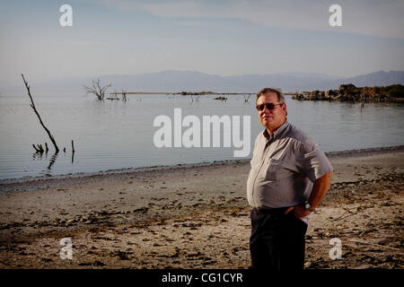 Juli 30, 2007 Calitrapia, CA Local Geschäftsmann GARY SMITH am Strand in der Nähe von Sonny Bono Salton Sea National Wildlife Refuge. Smith arbeitet daran, um dies zu reanimieren Wüste Meer sterben. Eine $ 8,9 Milliarden-Projekt, die das Meer in ein Naherholungsgebiet im Wege einer großen Deich unterteilen würde verkleinern durch Stockfoto