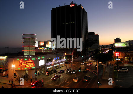 8. August 2007 - Hollywood, CA, USA-The Amoeba Music Plattenladen am Sunset Boulevard in Hollywood mit dem CNN Gebäude droht. Kredit-Bild: © Jonathan Alcorn/ZUMA Press. © Copyright 2007 von Jonathan Alcorn Stockfoto