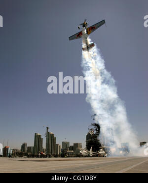 HLredBull275895x001.jpg 08.08.2007 EMBARCADERO (San Diego, Kalifornien) USA  Red Bull Air Race Weltmeister KIRBY (Cq) CHAMBLISS fliegen einer Edge 540 namens Arizona Lightning geht vertikal wie er aus dem Flugdeck der USS Midway Museum Förderung der Red Bull Air Race World Series zieht zu er Stockfoto