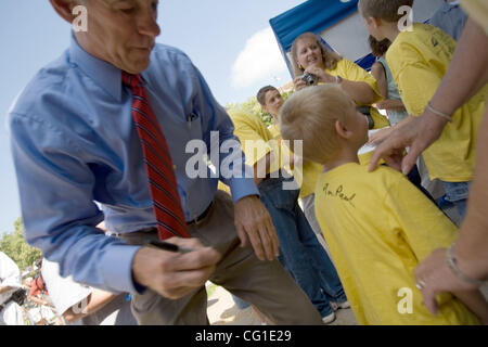 9. August 2007 Autogramme - Des Moines, IA, USA - republikanischen Präsidenten hoffnungsvollen Kongressabgeordnete RON PAUL (R-Texas) ein junger Fan-t-Shirt am Eröffnungstag der Iowa State Fair. Die international gefeierte Messe zieht jährlich mehr als 1 Million Spaß-Liebhaber aus der ganzen Welt. Eine tradition Stockfoto