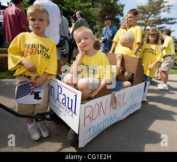 9. August 2007 teilnehmen - Des Moines, IA, USA - junge Anhänger der republikanischen Präsidenten hoffnungsvollen Kongressabgeordnete Ron Paul (R-Texas) Eröffnungstag der Iowa State Fair. Die international gefeierte Messe zieht jährlich mehr als 1 Million Spaß-Liebhaber aus der ganzen Welt. Eine Tradition seit 1854 und c Stockfoto