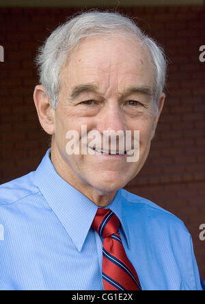 9. August 2007 besucht - Des Moines, IA, USA - republikanischen Präsidenten hoffnungsvollen Kongressabgeordnete RON PAUL (R-Texas) Eröffnungstag der Iowa State Fair. Die international gefeierte Messe zieht jährlich mehr als 1 Million Spaß-Liebhaber aus der ganzen Welt. Eine Tradition seit 1854 und als Amerikas Stockfoto