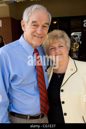 9. August 2007 teilnehmen - Des Moines, IA, USA - republikanischen Präsidenten hoffnungsvollen Kongressabgeordnete RON PAUL (R-Texas) und seine Frau CAROL WELLS, Eröffnungstag der Iowa State Fair. Die international gefeierte Messe zieht jährlich mehr als 1 Million Spaß-Liebhaber aus der ganzen Welt. Eine Tradition seit 185 Stockfoto