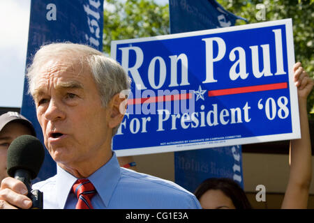 9. August 2007 - Des Moines, IA, USA - republikanischen Präsidenten hoffnungsvollen Kongressabgeordnete RON PAUL (R-Texas) gibt eine Wahlkampfrede am Eröffnungstag der Iowa State Fair. Die international gefeierte Messe zieht jährlich mehr als 1 Million Spaß-Liebhaber aus der ganzen Welt. Eine Tradition seit 1854 und c Stockfoto