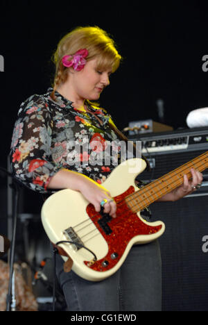 11. August 2007 Raleigh, NC; USA, Bass-Gitarrist anonym TUCKER von der Band The Drive by Truckers Leben führen wie es 2007 Tour macht einen Stopp in Walnut Creek Amphitheater befindet sich in Raleigh.  Copyright 2007 Jason Moore. Obligatorische Credit: Jason Moore Stockfoto