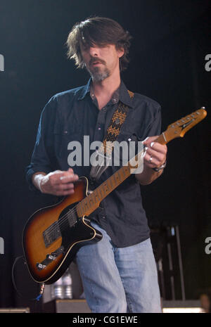 11. August 2007 Raleigh, NC; USA, Gitarrist MIKE COOLEY von der Band The Drive by Truckers Leben führen da es 2007 Tour macht einen Zwischenstopp in Walnut Creek Amphitheater befindet sich in Raleigh.  Copyright 2007 Jason Moore. Obligatorische Credit: Jason Moore Stockfoto