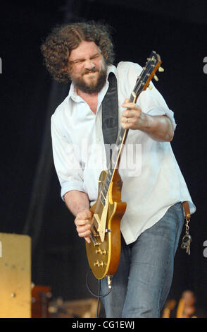 11. August 2007 Raleigh, NC; USA, Gitarrist PATTERSON Haube der Band The Drive by Truckers Leben führen da es 2007 Tour macht einen Zwischenstopp in Walnut Creek Amphitheater befindet sich in Raleigh.  Copyright 2007 Jason Moore. Obligatorische Credit: Jason Moore Stockfoto