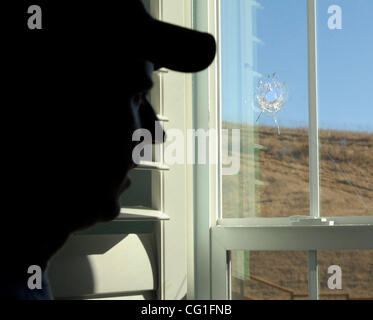 Christian McCarrick zeigt, wo eine Kugel am Samstagmorgen ein Fenster im oberen Stock in seinem San Ramon, Kalifornien, am Montag, 13. August 2007 nach Hause durchbohrt. Die Kugel ging durch einen Doppel-Fenster Fenster und schlug einen hölzernen Blind vor Abwurf auf der Fensterbank, sagte er.  Es ist möglicherweise aus dem Camp-Pa Stockfoto